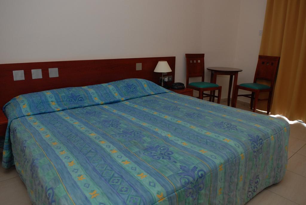 Iris Beach Hotel Протарас Номер фото